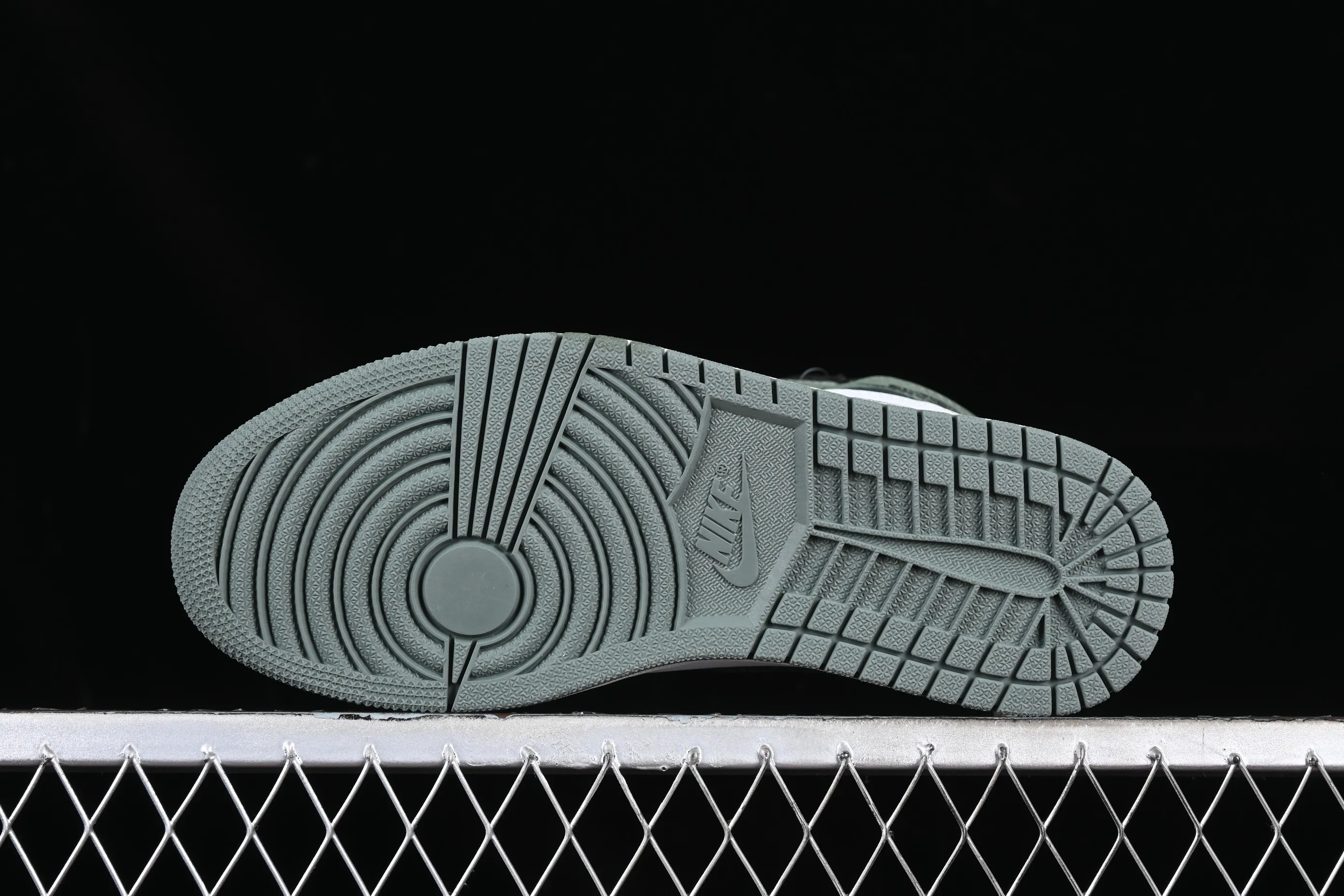 All categories Air Jordan Jordan series basketball shoes Air Jordan 1 High Air Jordan 1 Retro High "Clay Green" AJ1 Joe 1 six-time champion high-top basketball shoes 555088-135